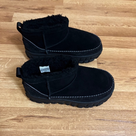 UGG Women’s Venture Daze Ultra Mini boots - Picture 2 of 12